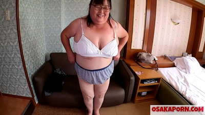 A gorda mãe japonesa mostra suas enormes mamas e gosta de um brinquedo sexual. Uma mãe asiática de 51 anos fala sobre sua experiência sexual. Yukiko 1 OSAKAPORN leite gordo